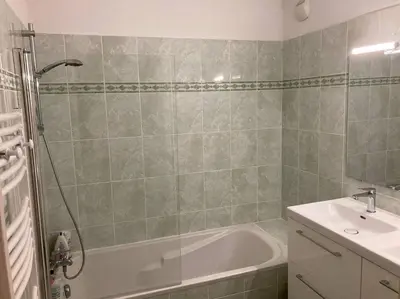 Salle de bains dans l'établissement T2 dans résidence avec piscine