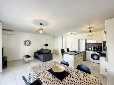 Cuisine ou kitchenette dans l'établissement T2 dans résidence avec piscine