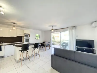 Cuisine ou kitchenette dans l'établissement T2 dans résidence avec piscine