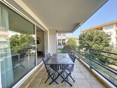 Balcon ou terrasse dans l'établissement T2 dans résidence avec piscine