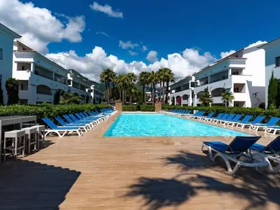 Piscine de l'établissement Casa Emma les pieds dans l'eau ou située à proximité