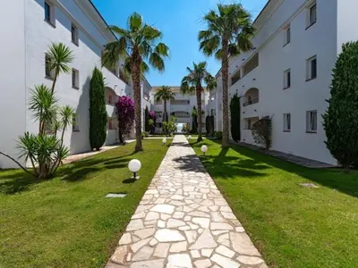 Jardin de l'établissement Casa Emma les pieds dans l'eau