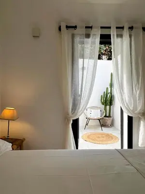 Un ou plusieurs lits dans un hébergement de l'établissement Luxury beach front Villa & Private garden