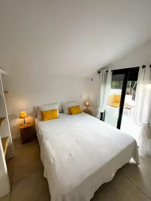Un ou plusieurs lits dans un hébergement de l'établissement Luxury beach front Villa & Private garden