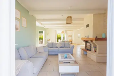 Coin salon dans l'établissement Villa MonteCristo, clim, piscine privée, 300m. mer