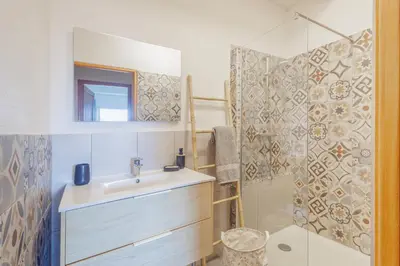 Salle de bains dans l'établissement Villa MonteCristo, clim, piscine privée, 300m. mer