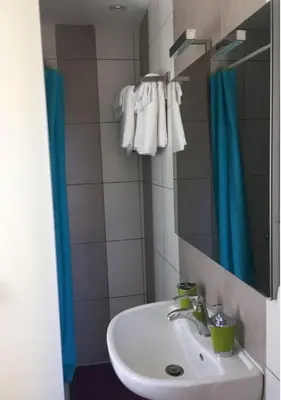 Salle de bains dans l'établissement Studio Marine de Sant Ambroggio, vue mer exceptionnelle