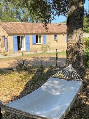 Jardin de l'établissement Maison au calme piscine mer au coeur de la nature U Nuciolu