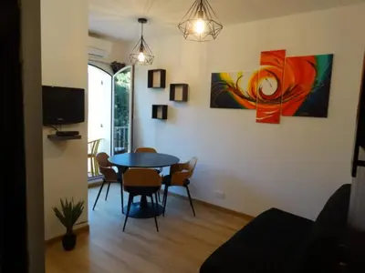Télévision ou salle de divertissement dans l'établissement Gites.sassone à Sant Ambroggio, à 50m de la mer.
