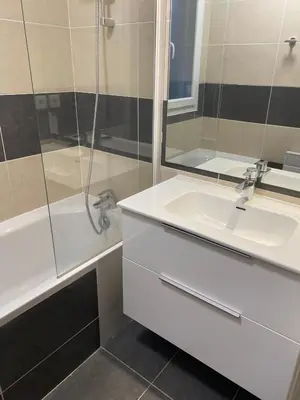 Salle de bains dans l'établissement MAISONNETTE LOZARI 4 PERS PROCHE L'ILE ROUSSE
