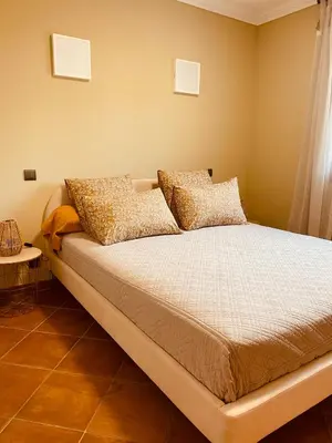Un ou plusieurs lits dans un hébergement de l'établissement Appartements 300 mètres de la mer et villa