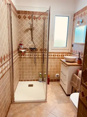 Salle de bains dans l'établissement Appartements 300 mètres de la mer et villa