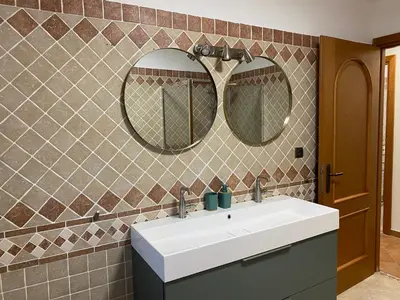 Salle de bains dans l'établissement Appartements 300 mètres de la mer et villa