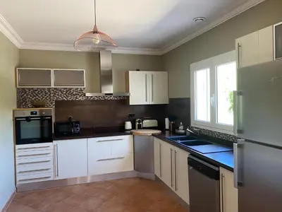 Cuisine ou kitchenette dans l'établissement Appartements 300 mètres de la mer et villa
