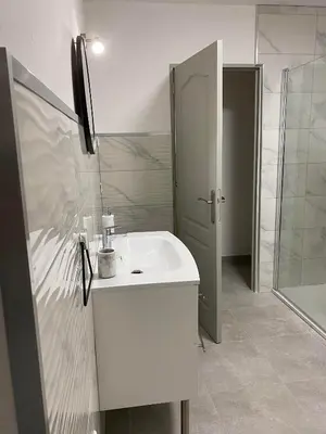 Salle de bains dans l'établissement Appartements 300 mètres de la mer et villa