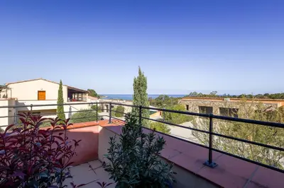 Balcon ou terrasse dans l'établissement MAISON MITOYENNE VUE MER WIFI PROCHE L'ILE ROUSSE