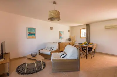 Coin salon dans l'établissement MAISON MITOYENNE VUE MER WIFI PROCHE L'ILE ROUSSE