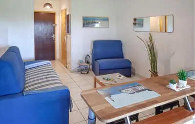 Coin salon dans l'établissement Lovely Apartment In Moriani Plage