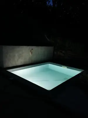 Piscine de l'établissement Maison avec vue sur la mer et piscine ou située à proximité