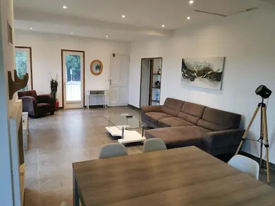 Coin salon dans l'établissement Maison avec vue sur la mer et piscine