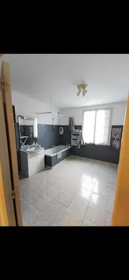 Cuisine ou kitchenette dans l'établissement Maison avec vue sur la mer et piscine