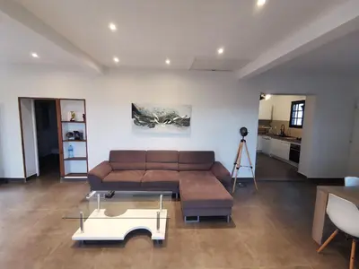 Coin salon dans l'établissement Maison avec vue sur la mer et piscine