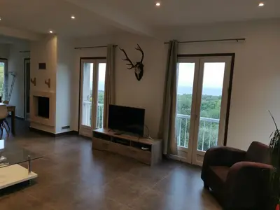 Télévision ou salle de divertissement dans l'établissement Maison avec vue sur la mer et piscine