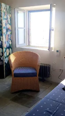 Coin salon dans l'établissement CABANON PETRONILLE