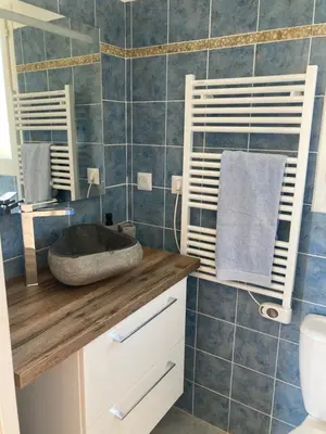 Salle de bains dans l'établissement Chez Liselotte