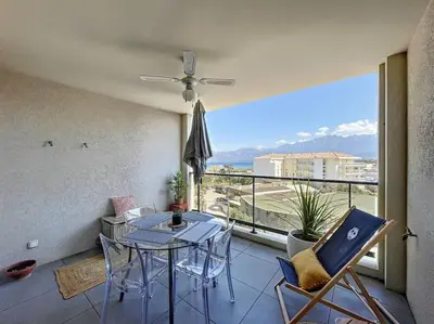 Balcon ou terrasse dans l'établissement Appartement vue mer au cœur de Calvi