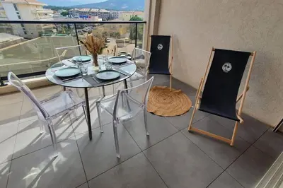 Balcon ou terrasse dans l'établissement Appartement vue mer au cœur de Calvi