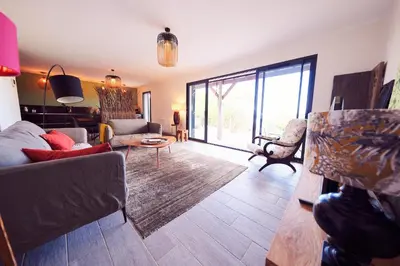 Coin salon dans l'établissement Villa avec jardin et piscine