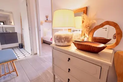 Télévision ou salle de divertissement dans l'établissement Villa avec jardin et piscine