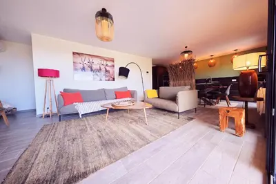 Coin salon dans l'établissement Villa avec jardin et piscine