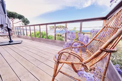 Balcon ou terrasse dans l'établissement Villa avec jardin et piscine