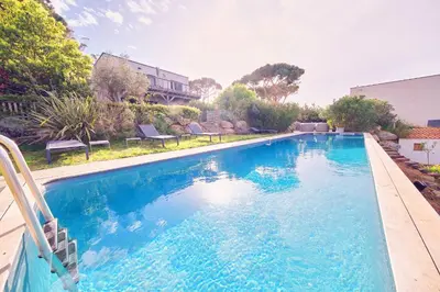 Piscine de l'établissement Villa avec jardin et piscine ou située à proximité