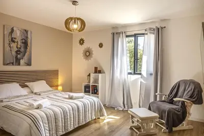 Un ou plusieurs lits dans un hébergement de l'établissement Villa Les 2 F plage de Losari - Belgodère