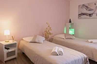 Un ou plusieurs lits dans un hébergement de l'établissement Villa Les 2 F plage de Losari - Belgodère