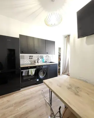 Cuisine ou kitchenette dans l'établissement Corte tres beau T2 neuf hyper centre 4 personnes calme et lumineux wifi lave linge