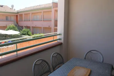 Balcon ou terrasse dans l'établissement Trilocale in residence con piscina a 200 m dal mare