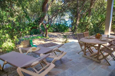 Jardin de l'établissement Les villas de Bagheera, oasis naturiste
