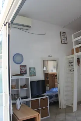 Télévision ou salle de divertissement dans l'établissement Appartamento 6 posti letto a 5 minuti dalla spiaggia