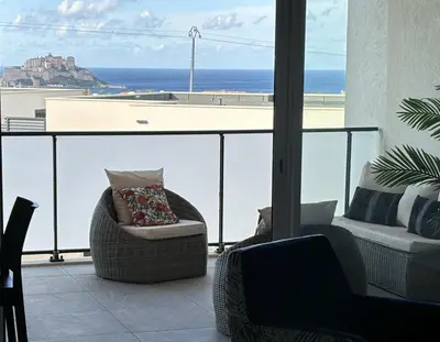 Coin salon dans l'établissement Appartement T2 vue mer et citadelle