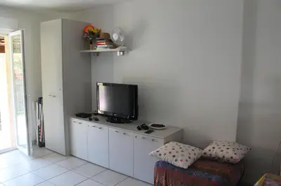 Télévision ou salle de divertissement dans l'établissement Graziosa villetta in residence con piscina a 100 m dalla spiaggia