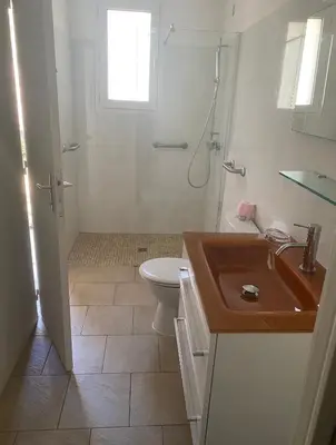 Salle de bains dans l'établissement Résidence les chênes