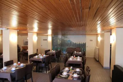 Restaurant ou autre lieu de restauration dans l'établissement Hôtel Sampiero Corso