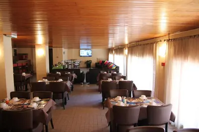 Restaurant ou autre lieu de restauration dans l'établissement Hôtel Sampiero Corso