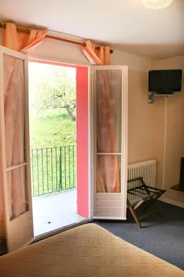 Télévision ou salle de divertissement dans l'établissement Hôtel Sampiero Corso