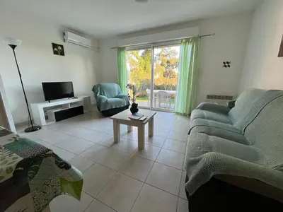 Coin salon dans l'établissement Villa Melody duplex climatisée piscine