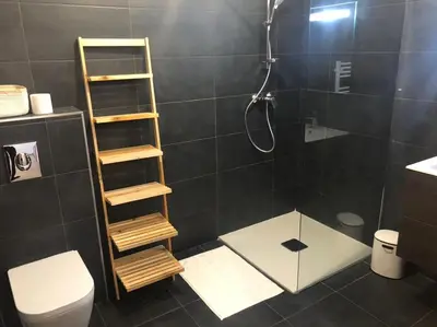 Salle de bains dans l'établissement T1 de standing avec vue